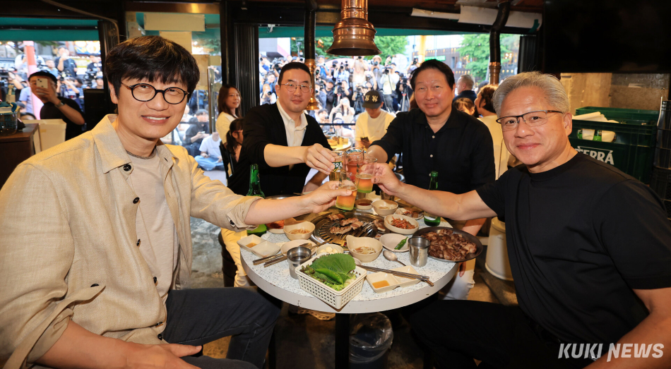 젠슨 황 엔비디아 최고경영자(CEO)가 5일 서울 마포구 서교동의 한 고깃집에서 최태원 SK회장, 구광모 LG회장, 이해진 네이버 의장과 삼겹살 회동을 하고 있다. 임은재 기자