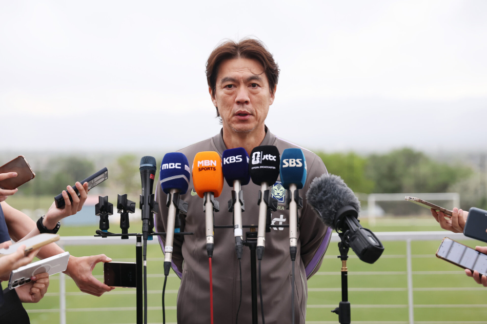 지난달 29일(현지시간) 미국 유타주 헤리먼에 위치한 자이언스뱅크 트레이닝센터에서 홍명보 축구 대표팀 감독이 인터뷰를 하고 있다. 연합뉴스