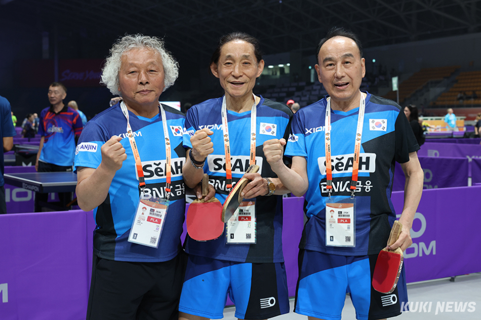 1970년대 국가대표로 활약했던 이재철 씨가 70대가 되어 XIOM 2026 강릉세계마스터즈탁구선수권대회에 다시 태극마크를 달고 한국 대표팀 일원으로 출전, 평생탁구의 가치를 실현하고 있다. 이번 대회 복식 파트너 김석(오른쪽) 선수, 박용수(왼쪽) 한국대표팀 총감독과 함께한 이재철 선수. 조직위 제공