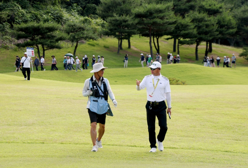 유진복 경기위원 팀장(오른쪽). KPGA 제공
