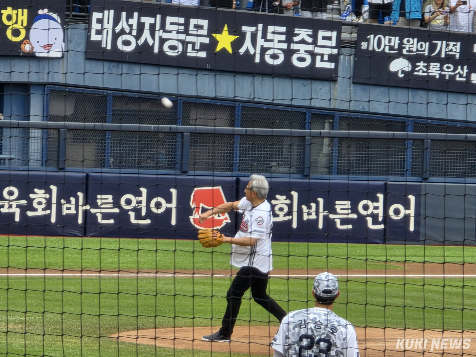 젠슨 황 엔비디아 CEO가 7일 오후 두산베어스 홈경기에서 시구에 나섰다. 정우진 기자