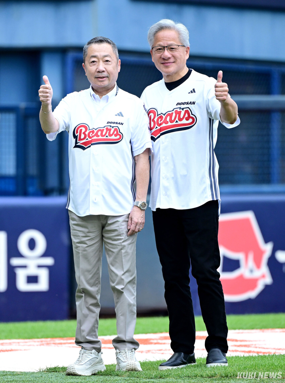 시구에 앞서 팬들에게 인사를 하고 있는 박정원 구단주, 젠슨 황.