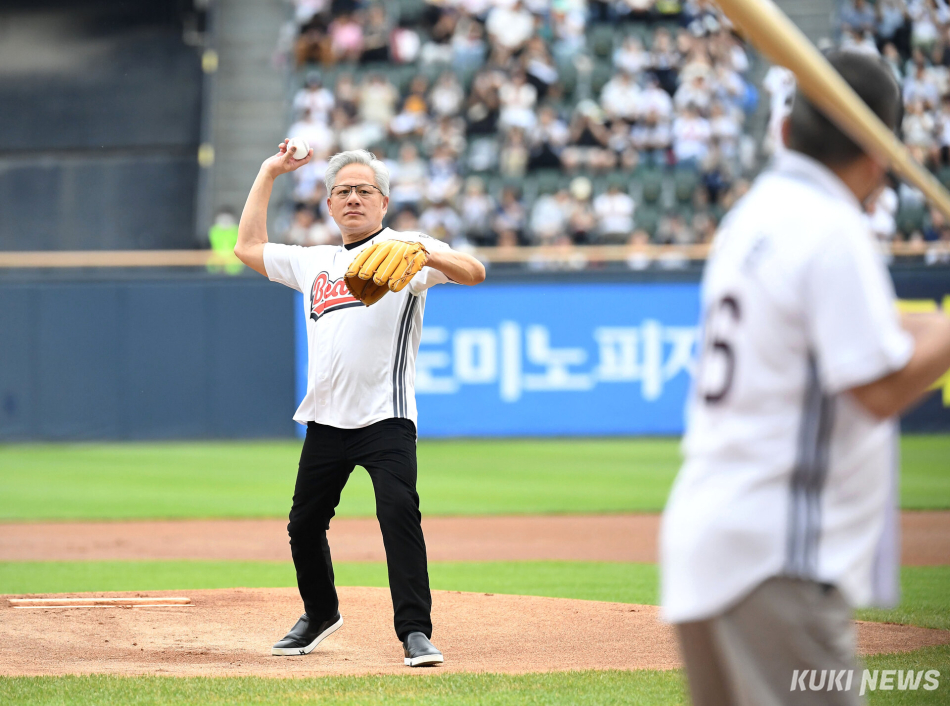 시구를 하고 있는 젠슨 황.