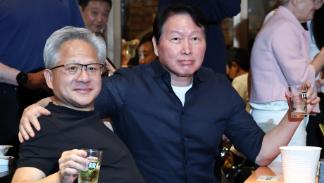 ‘깐부’ 젠슨 황·최태원, 내일 또 만난다…엔비디아-SK 협력 논의