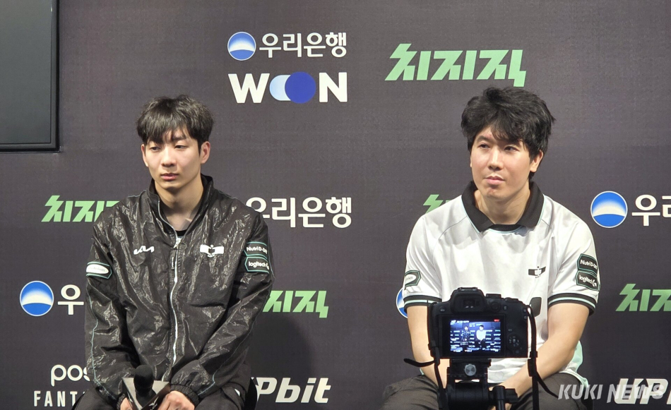 ‘씨맥‘ 김대호(오른쪽) 감독과 ‘루시드‘ 최용혁이 7일 서울 종로구 롤파크 LCK 아레나에서 KT 롤스터전을 마친 뒤 기자회견에 임하고 있다. 김영건 기자