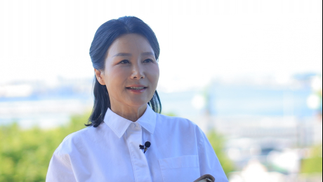 [전정희의 행간] 동해의 푸른 바다, 초심의 돛을 올리는 ‘묵호댁’의 노래
