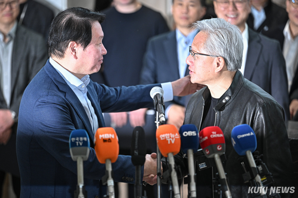 젠슨 황 엔비디아 CEO와 최태원 SK그룹 회장은 8일 오전 서울 종로 SK서린빌딩에서 양사의 협력 관련 브리핑을 진행했다. 남동균 기자