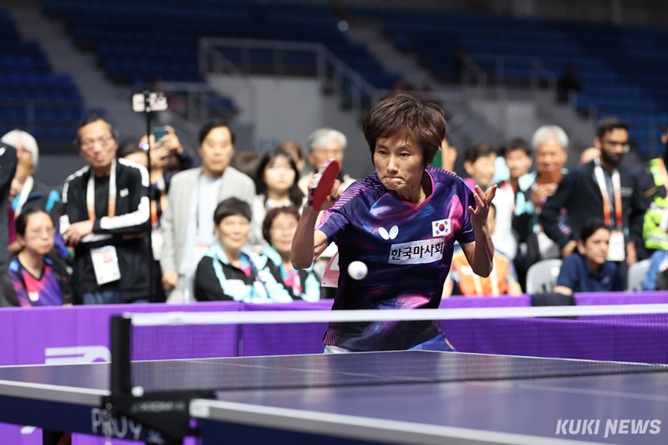 1988 서울올림픽 금메달리스트 현정화 2026 강릉세계마스터즈탁구선수권대회 집행위원장이 이번 대회 1호 선수로 직접 참가, 7일 저녁 강 릉 오발(스피드스케이팅경기장)에서 열린 여자 55~59세부 단식 예선 4그룹에서 3전 전승을 거두고 본선 토너먼트(128강)에 올랐다. 현정화 집행위원장 경기 모습. 조직위 제공