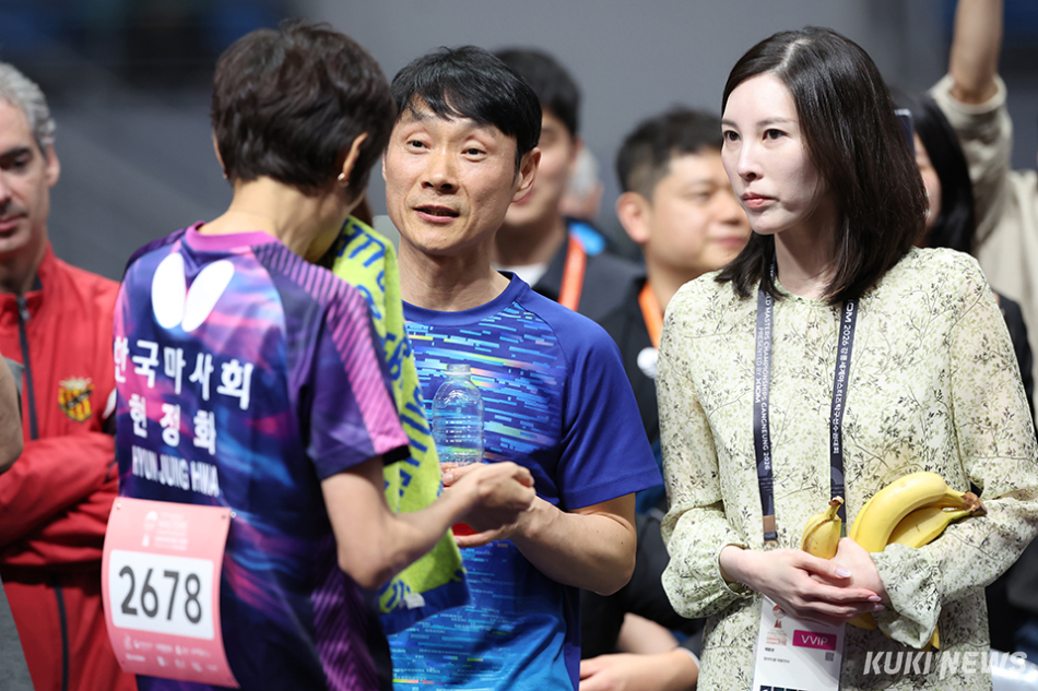 1988 서울올림픽 금메달리스트 현정화 2026 강릉세계마스터즈탁구선수권대회 집행위원장이 이번 대회 1호 선수로 직접 참가, 7일 저녁 강릉 오발(스피드스케이팅경기장)에서 열린 여자 55~59세부 단식 예선 4그룹에서 3전 전승을 거두고 본선 토너먼트(128강)에 올랐다. 박상준 한국마사회 감독괴 채문선 전 대한탁구협회 부회장(탈리다쿰 대표)이 벤치에서 조언하고 있다. 조직위 제공