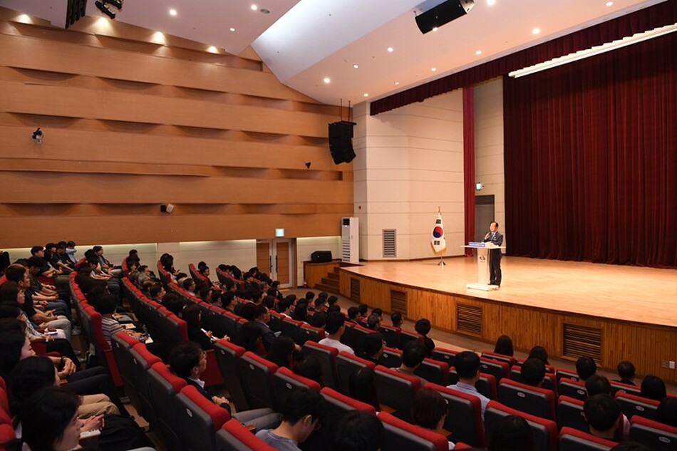 유희태 완주군수가 8일 직무 복귀 후 첫 직원 월례회에서 민선9기 정책 구상을 설명하고 있다.