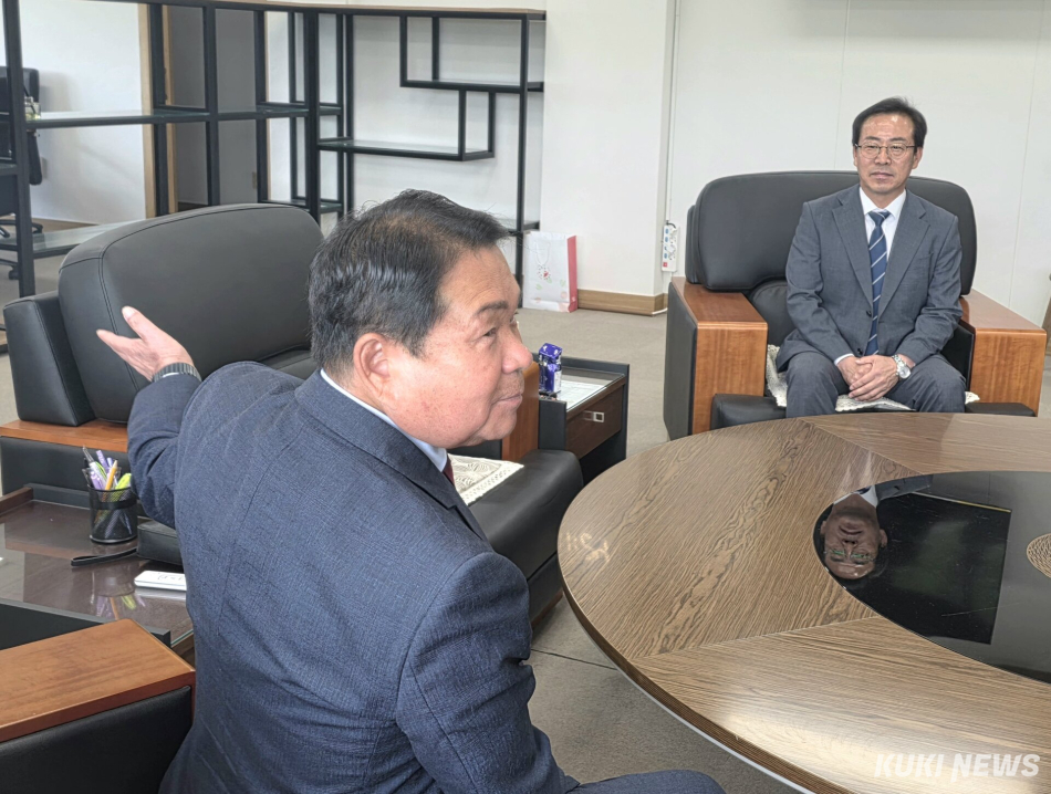 8일 강원도교육청에서 강삼영 당선인과 신경호 교육감이 만나 이야기를 나누고 있다. (사진=한재영)