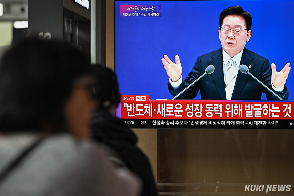 8일 서울역 대합실에서 시민들이 이재명 대통령의 취임 1주년 기자회견을 시청하고 있다. 남동균 기자