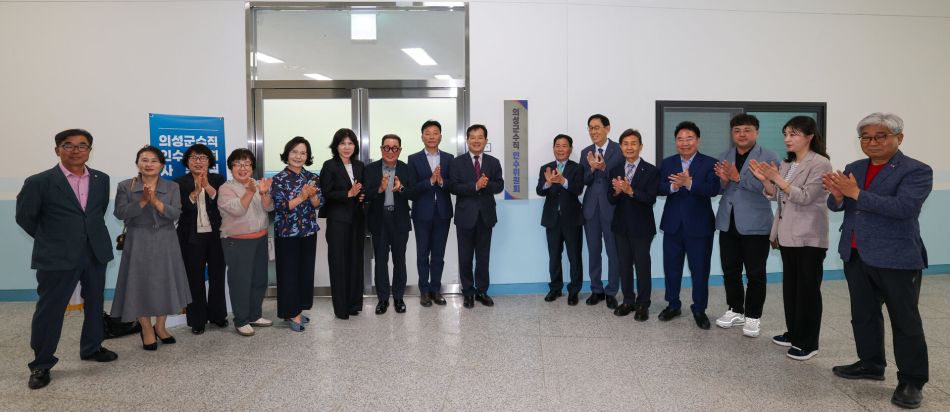 최유철 의성군수 당선인이 8일 의성종합체육관 내 인수위원회 사무실에서 위촉장 수여식과 현판식을 갖고 민선 9기 의성군수직 인수위원회를 공식 출범시켰다. 당선인 측 제공