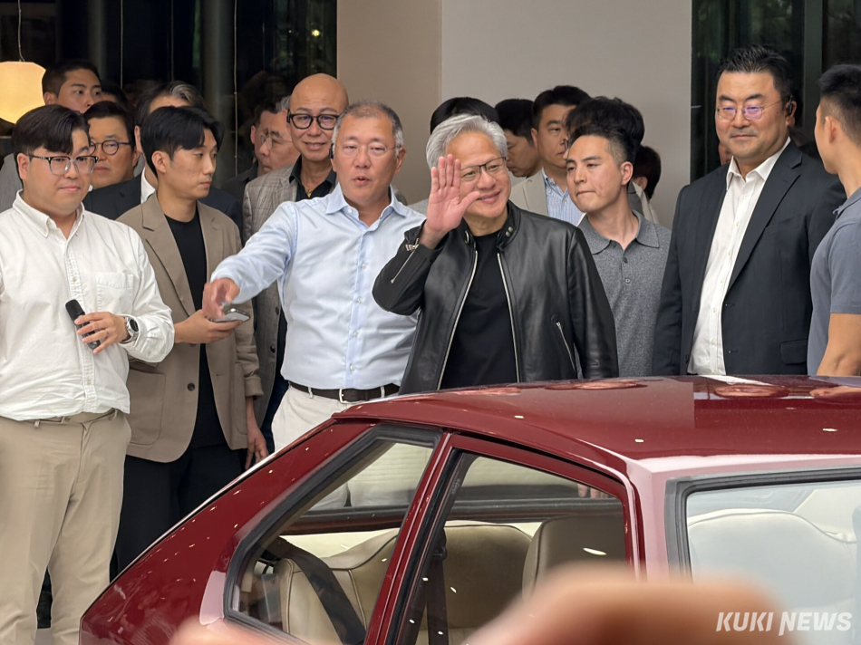 정의선 현대차그룹 회장이 8일 그룹 본사를 찾은 젠슨 황 CEO에게 현대차·기아 주요 차량을 소개하고 있다. 송민재 기자