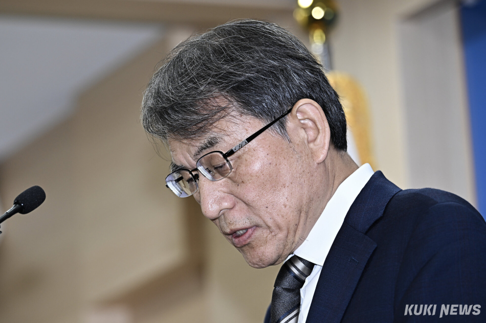 노태악 중앙선거관리위원장이 제9회 전국동시지방선거 일부 투표소의 투표용지 부족 사태와 관련해 5일 경기 과천 중앙선관위에서 대국민 사과를 하고 있다. 남동균 기자
