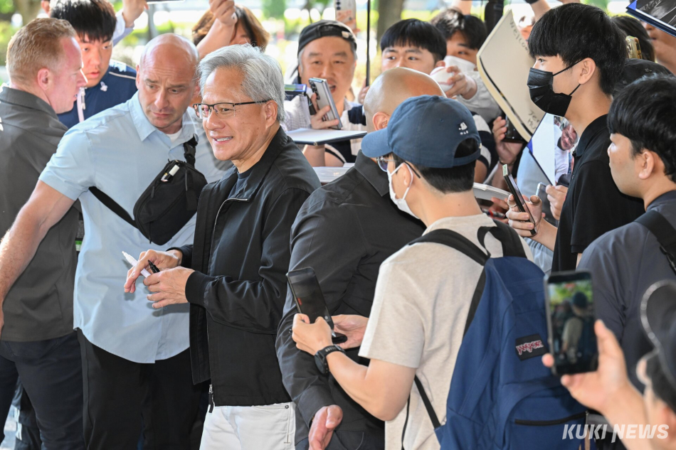 젠슨 황 엔비디아 최고경영자(CEO)가 9일 서울김포비즈니스항공센터에서 팬들에게 둘러싸여 있다.
