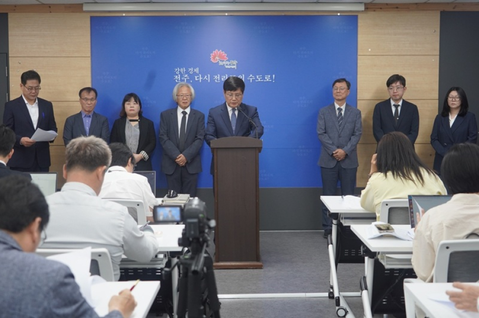 조지훈 전주시장 당선인과 전주시장직 인수위원회 위원들이 9일 전주시청 브리핑룸에서 기자회견을 통해 인수위 구성과 운영 방향을 설명하고 있다.
