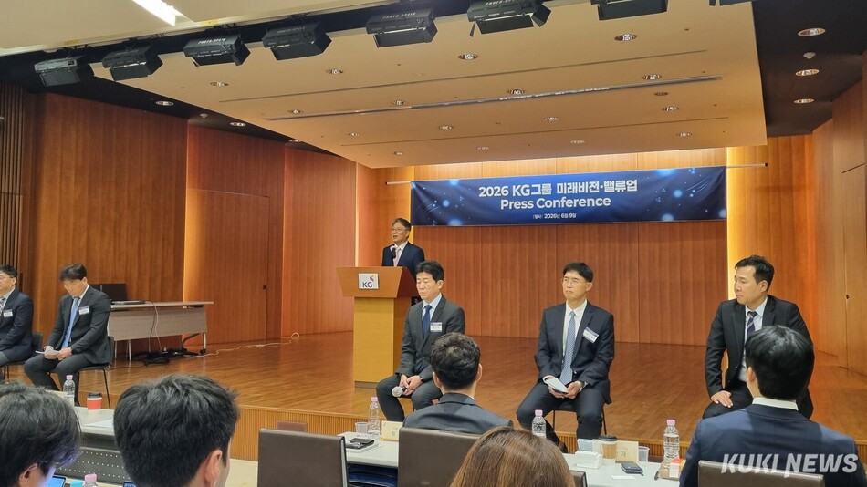 9일 서울 여의도 태영빌딩 T-아트홀에서 열린 ‘KG그룹 기업가치 정상화 및 미래전략 기자간담회’에서 곽재선 KG그룹 회장과 각 계열사 대표이사들이 기자들의 질문에 답하고 있다. 김재민 기자