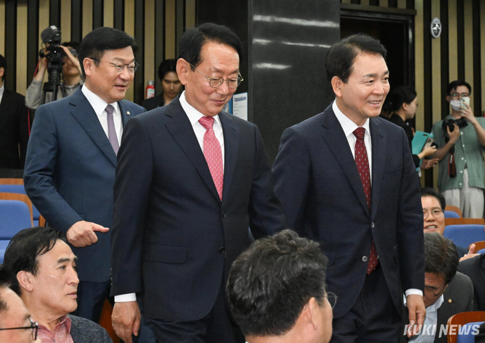 국민의힘 차기 원내대표 선출을 하루 앞둔 9일 서울 여의도 국회에서 열린 원내대표 후보자 초청 간담회에 정점식·김도읍·성일종 의원이 입장하고 있다.