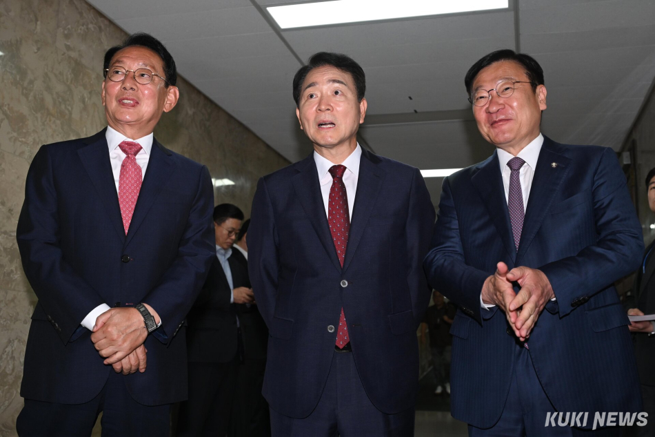 국민의힘 차기 원내대표 선출을 하루 앞둔 9일 서울 여의도 국회에서 열린 원내대표 후보자 초청 간담회에서 김도읍·성일종·정점식 의원이 참석해 있다.