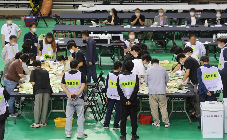 지난 5일 서울 송파구 잠실7동 제2투표소에서 이송된 투표함이 개표소인 올림픽공원 핸드볼경기장에 도착해 참관인이 지켜보는 가운데 개표가 시작되고 있다. 연합뉴스
