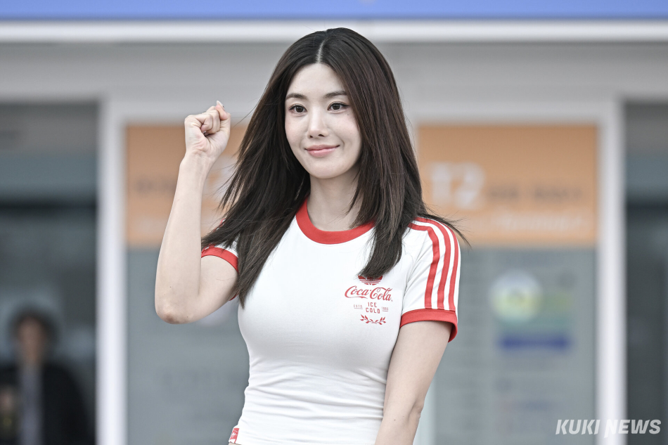 가수 권은비가 ‘2026 FIFA 북중미 월드컵‘ 응원단 합류를 위해 10일 인천국제공항에서 멕시코행 출국을 앞두고 포즈를 취하고 있다.