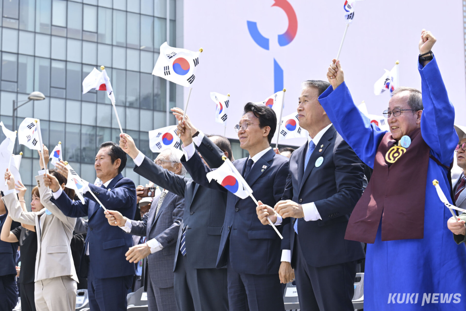 10일 서울 종로구 광화문광장에서 열린 제100주년 6·10만세운동 기념식에서 김민석(오른쪽 세 번째) 국무총리, 정청래(왼쪽 두 번째) 더불어민주당 대표 등 참석자들이 만세삼창을 하고 있다.