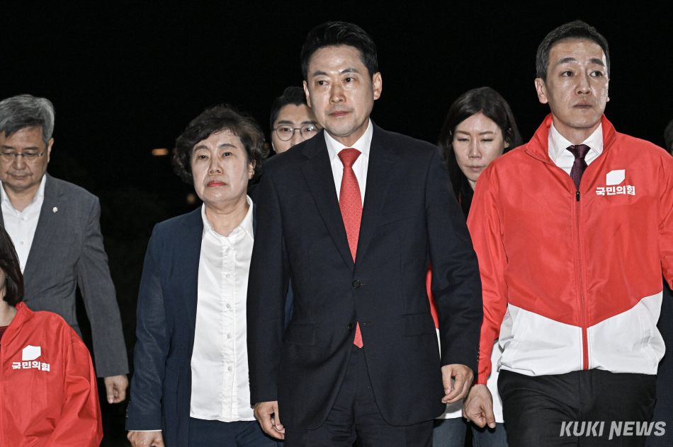 장동혁 국민의힘 대표가 3일 일부 투표소에서 벌어진 투표용지 부족 사태와 관련해 경기 과천 중앙선관위에서 위원장 면담을 마친 뒤 입장을 발표하고 있다. 남동균 기자