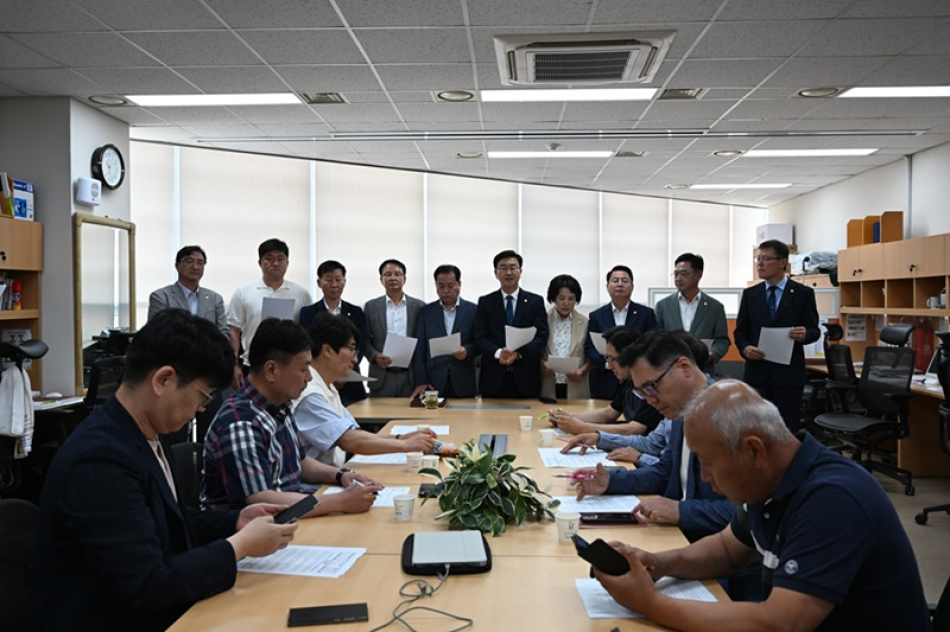 유의식 완주군의회 의장과 의원들이 11일 기자회견을 통해 이원택 전북도지사 당선인의 전주·완주 통합 추진 중단 결단에 환영하는 입장을 밝히고 있다.