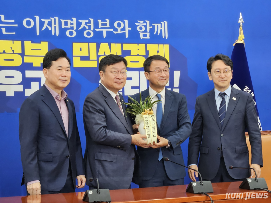 정점식 국민의힘 신임 원내대표가 11일 서울 여의도 국회에서 한병도 더불어민주당 원내대표를 예방하고 있다. 이은서 기자