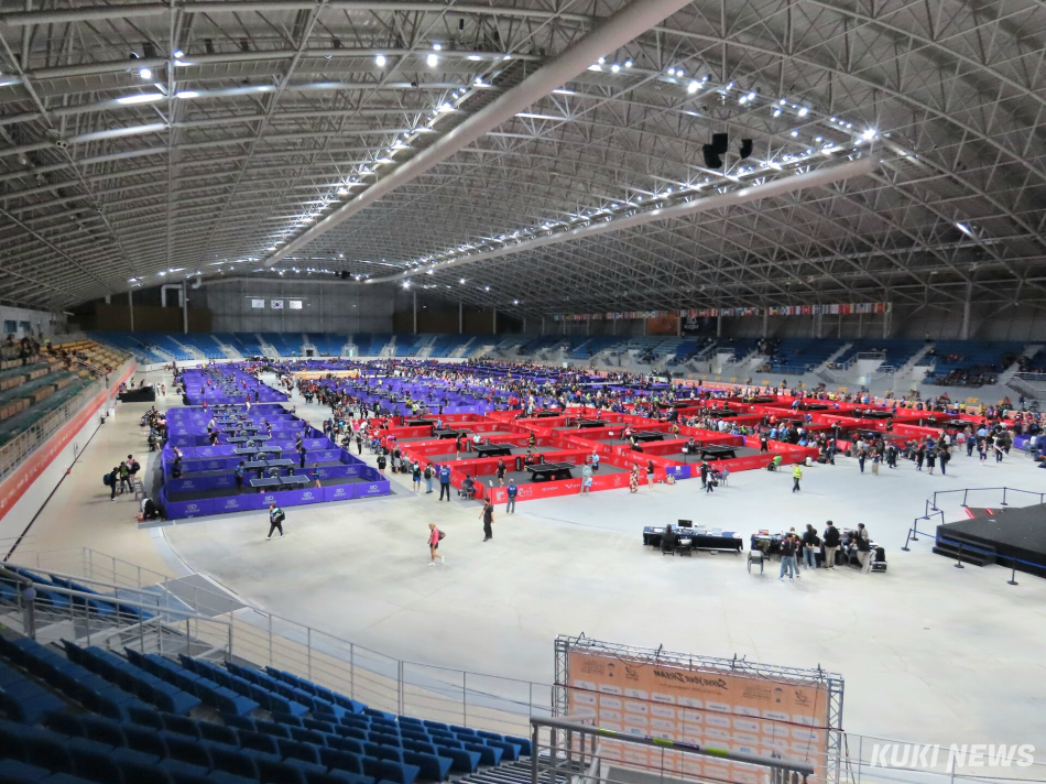 강릉 아레나와 오발 등 강릉올림픽파크 일원에서 지난 5일부터 열리고 있는 세계 탁구인들의 축제 ‘XIOM 2026 강릉세계마스터즈탁구선수권대회’ 12일 결승과 시상식을 앞두고 11일 현재 본선과 콘솔 경기가 한창 진행되고 있다. 강릉오발 경기장 모습. 전인수 기자