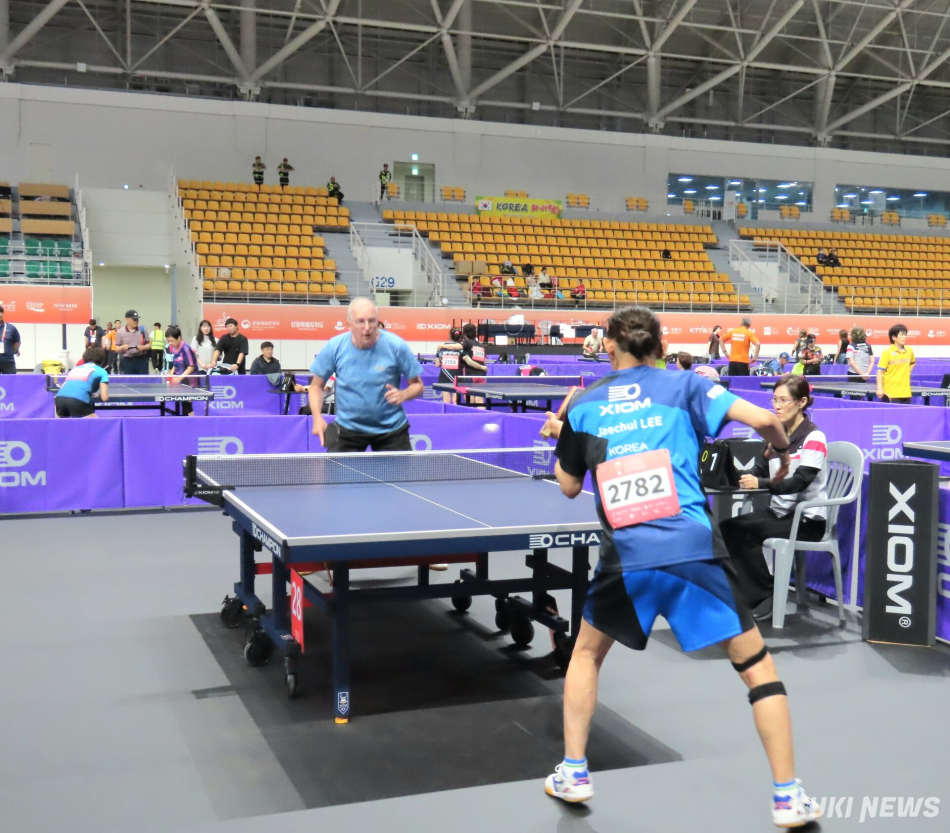 강릉 아레나와 오발 등 강릉올림픽파크 일원에서 지난 5일부터 열리고 있는 세계 탁구인들의 축제 ‘XIOM 2026 강릉세계마스터즈탁구선수권대회’ 12일 결승과 시상식을 앞두고 11일 현재 본선과 콘솔 경기가 한창 진행되고 있다. 10일 본선 토너먼트에서 한국 이재철(70세부) 선수가 경기를 치르고 있다. 전인수 기자