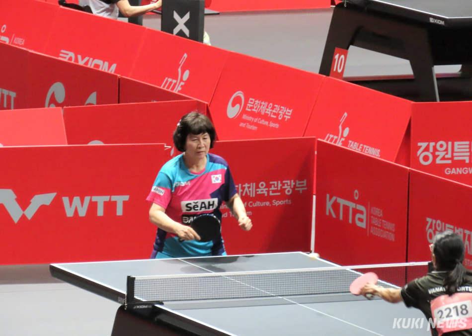 강릉 아레나와 오발 등 강릉올림픽파크 일원에서 지난 5일부터 열리고 있는 세계 탁구인들의 축제 ‘XIOM 2026 강릉세계마스터즈탁구선수권대회’ 12일 결승과 시상식을 앞두고 11일 현재 본선과 콘솔 경기가 한창 진행되고 있다. 10일 본선 토너먼트에서 한국 선수가 경기를 치르고 있다. 전인수 기자