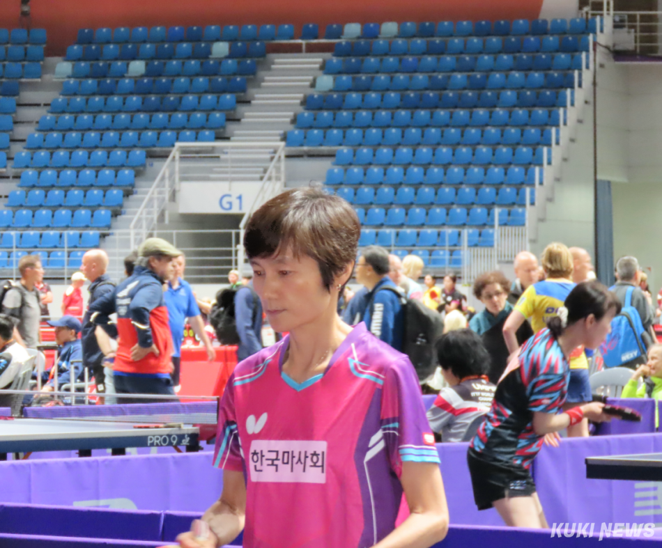 강릉 아레나와 오발 등 강릉올림픽파크 일원에서 지난 5일부터 열리고 있는 세계 탁구인들의 축제 ‘XIOM 2026 강릉세계마스터즈탁구선수권대회’ 12일 결승과 시상식을 앞두고 11일 현재 본선과 콘솔 경기가 한창 진행되고 있다. 대회 1호 선수로 참가한 현정화 조직위 집행위원장이 10일 본선 토너먼트에서 중국 선수와의 경기를 준비하고 있다. 전인수 기자
