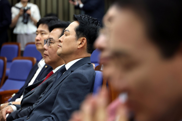 ‘지도부 사퇴론’ 분출에 한동훈 복당 문제까지…수세 몰린 장동혁