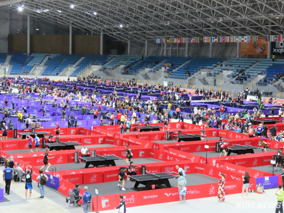 990년대 한국 남자탁구 복식 무대를 뜨겁게 달궜던 ‘박상이상’ 조, 박상준 한국마사회 여자탁구단 감독과 이상준 코치가 25년만에 다시 뭉쳐 ‘XIOM 2026 강릉세계마스터즈탁구선수권대회’에 도전, 11일 열린 50~54세부 남자복식 본선 토너먼트 경기에서 모두 이겨 4강에 진출, 12일 준·결승전에서 우승을 바라보게 됐다. 전인수 기자