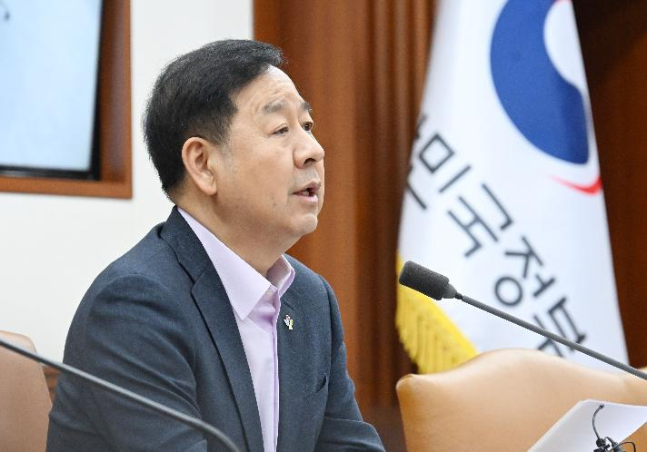구윤철 부총리 겸 재정경제부 장관이 12일 정부서울청사에서 열린 ‘비상경제본부회의 겸 경제관계장관회의’를 주재하고 있다. 재경부