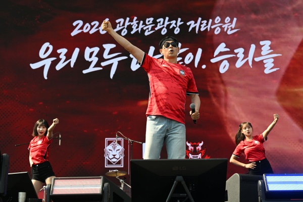 광화문광장 붉게 물들인 체코전 응원 열기…코르티스·KT 위즈 치어리더 무대까지