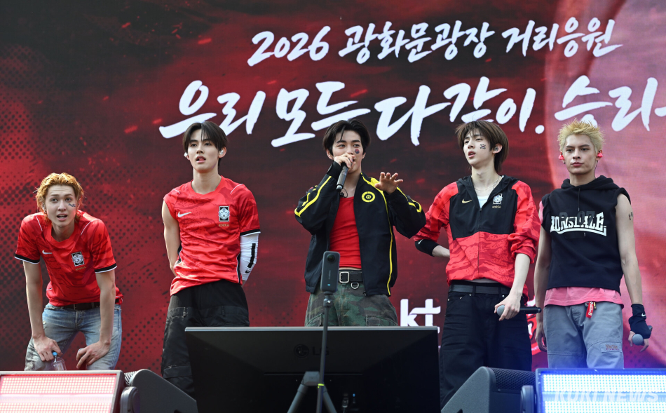 아이돌 가수 코르티스가 12일 서울 광화문광장에서 거리응원전 사전 공연 후 한국 축구 국가대표팀을 응원하고 있다.