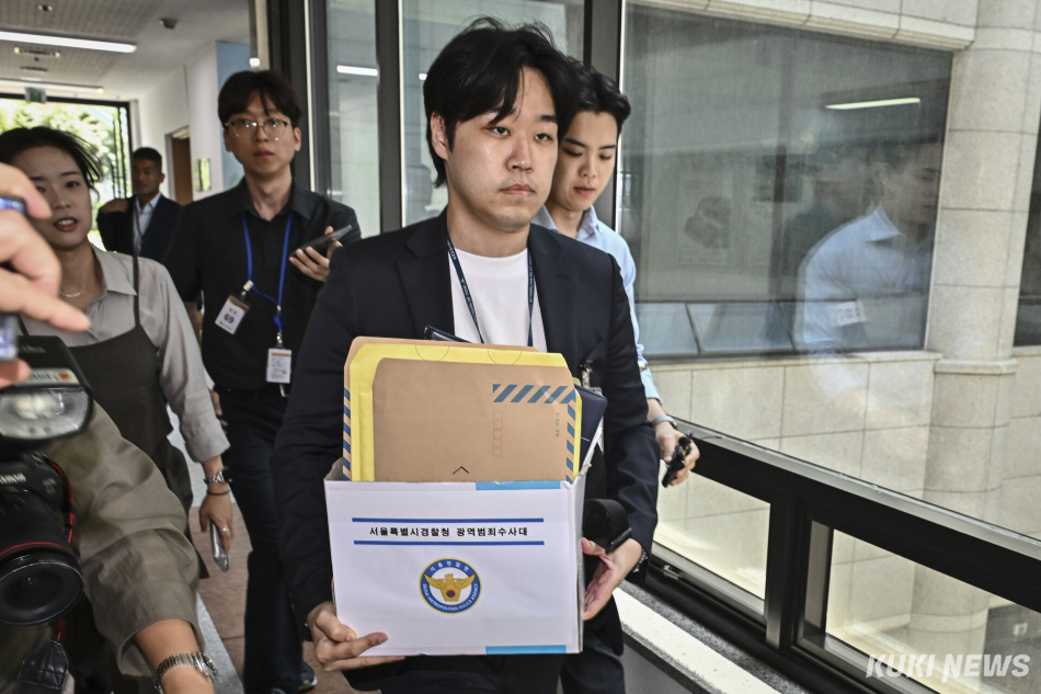 6ㆍ3 지방선거 투표지 부족사태 사건을 수사 중인 서울경찰청 광역범죄수사대 관계자가 11일 경기 과천시 중앙선거관리위원회에서 압수수색을 하기 위해 선거국장실로 향하고 있다.