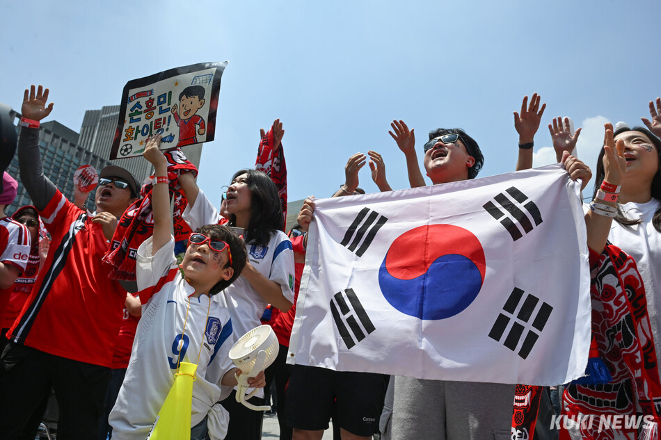 붉은악마 응원단이 12일 서울 광화문광장에서 한국 축구대표팀의 득점에 환호하고 있다.