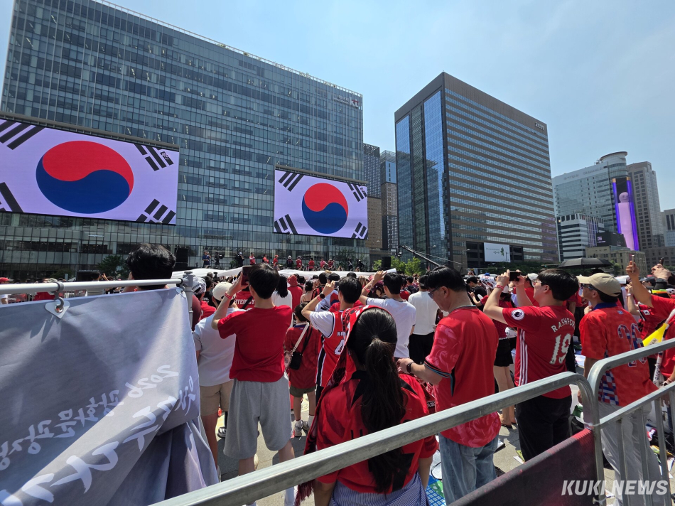 태극기가 애국가에 맞춰 KT 광화문 사옥 미디어월에서 송출되고 있다. 정우진 기자