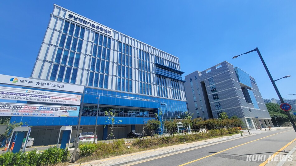 충청권 AI특화 시범도시에 선정될 경우 핵심시설이 들어설 천안아산역세권 R&D 집적단지 모습. 이미 입주한 충남테크노파크의 두 건물. 조한필 기자