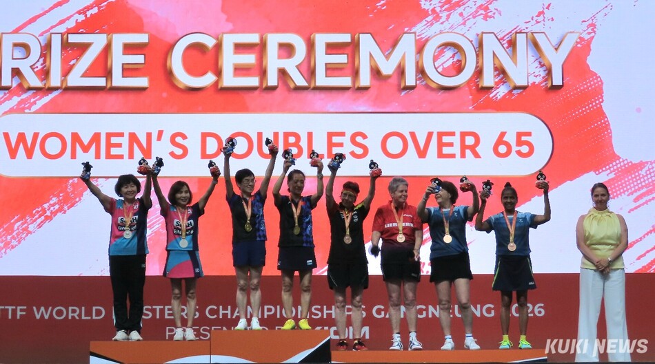 강릉시 강릉올림픽파크 일원에서 지난 5일 개막된 ‘XIOM 2026 강릉세계마스터즈탁구선수권대회’가 12일 열린 각 종목 준결승·결승전과 시상식을 끝으로 모든 경기 일정이 모두 마무리되고 막을 내렸다. 여자복식 65세부 시상식. 전인수 기자