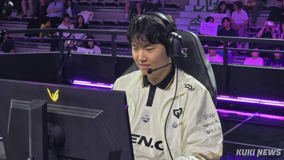 ‘쵸비’ 정지훈이 13일 원주DB프로미아레나에서 열리는 ‘2026 로드 투 MSI’ 4라운드 KT 롤스터와의 경기에 앞서 장비를 점검하고 있다. 김영건 기자