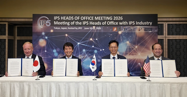 IP5 지식재산 수장들과 ‘2026 IP5 비전 선언문‘을 채택하고, 공동성명서에 서명한 김용선 지식재산처장(왼쪽 3번째). 지식재산처