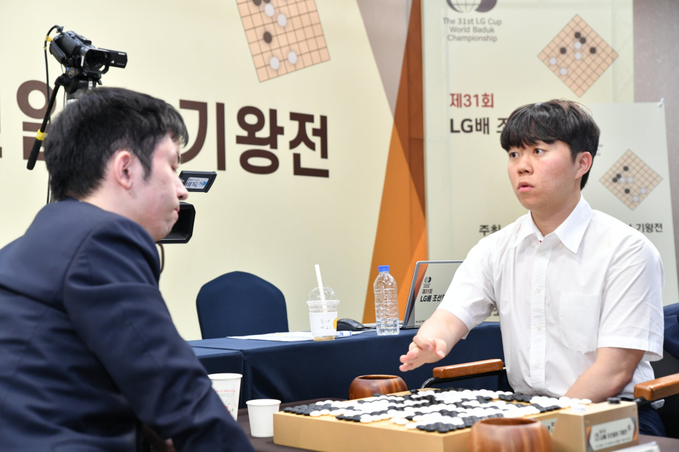 신민준 9단(오른쪽)이 LG배 결승 1국에서 기선을 제압했다. 한국기원 제공