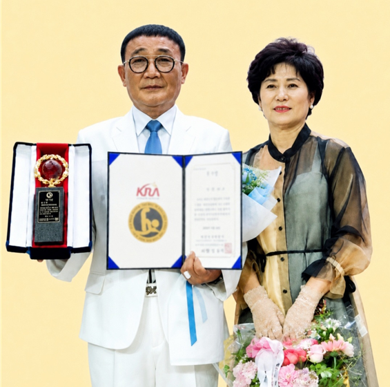 대상 수상자 박종정 시인과 김순화 아내