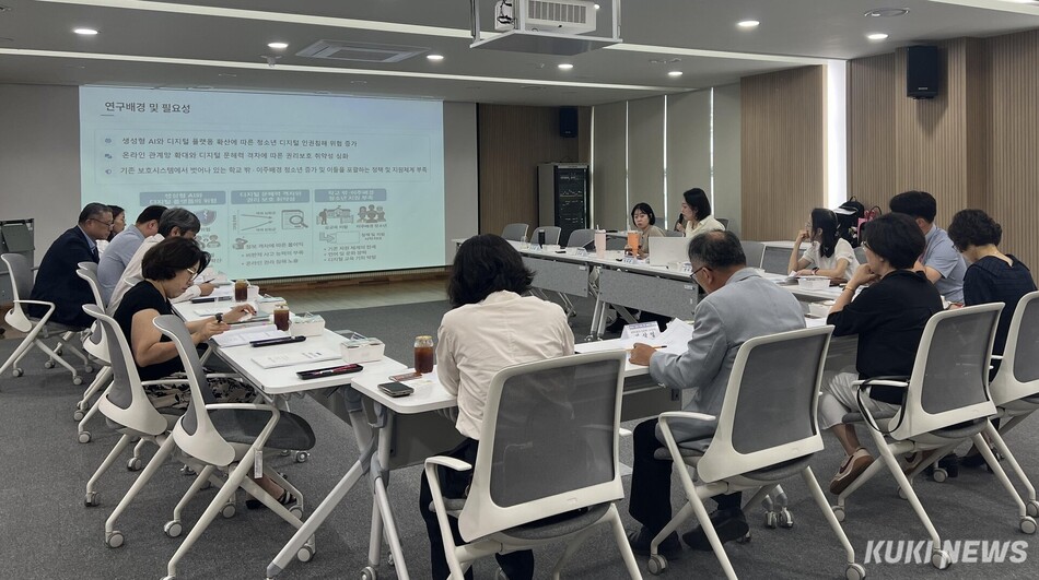 충남도 인권센터는 17일 충청권 통일플러스센터 2층 대회의실에서 ‘청소년 디지털 인권 실태조사’ 연구용역 착수보고회를 개최했다.
