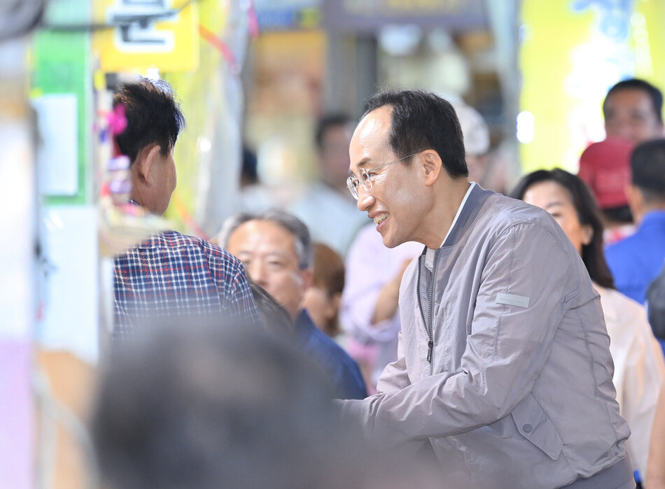 추경호 대구시장 당선인이 13일 칠성종합시장을 찾아 한 상인과 애로사항 등에 대해 이야기를 나누고 있다. 인수위 제공